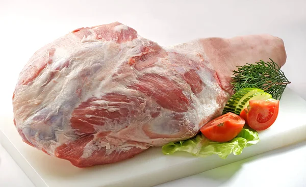 Frisches Schweinefleisch Auf Dem Tisch — Stockfoto