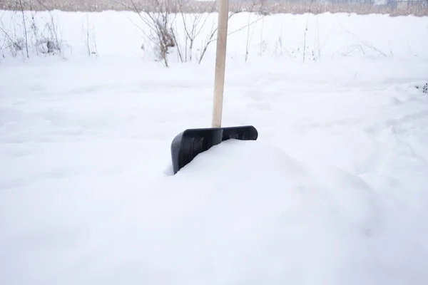 Лопата в снегу — стоковое фото