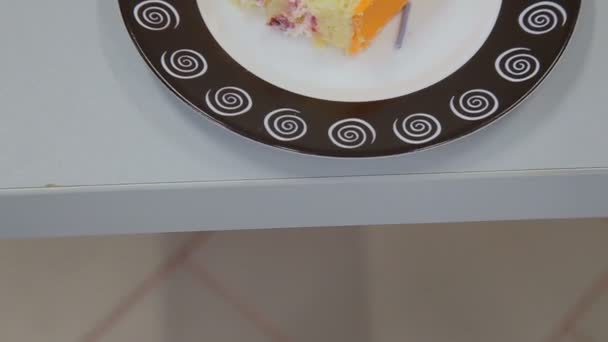 Торт скибочки на тарілках Стокове Відео 