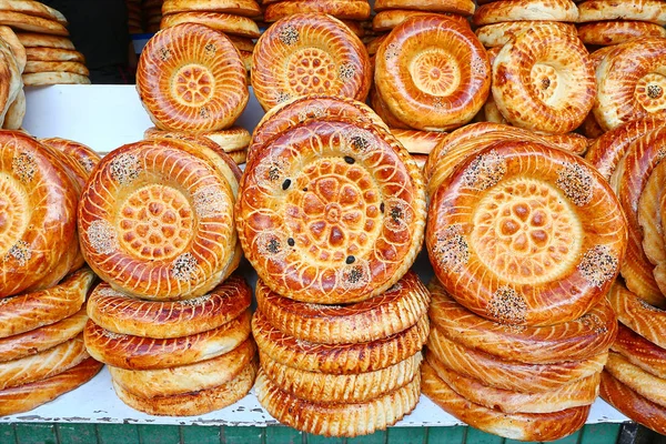 Gâteaux plats de tandoor sur le comptoir du marché — Photo