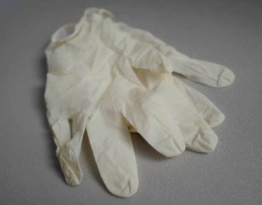 Bir çift koruyucu beyaz eldiven.