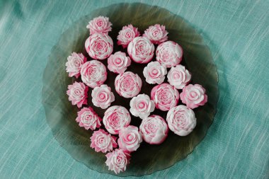 Sabun-buket oluşturma kitinden beyaz-pembe renk çiçekli tabak