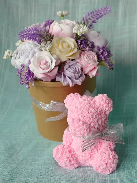 石鹸から家のための装飾 バラから花の牡丹 バラとラベンダーとピンクのクマの花束 — ストック写真