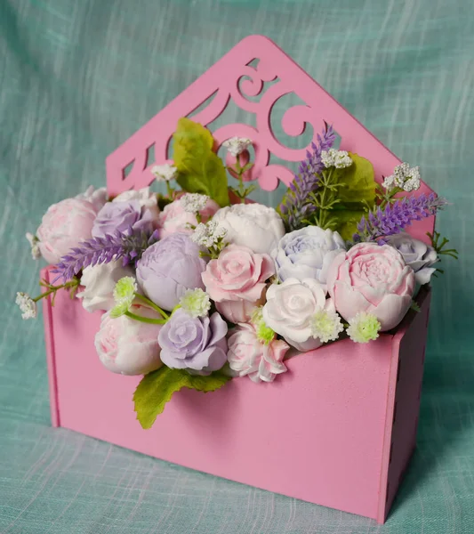 Букет Мыльных Цветов Розовом Конверте — стоковое фото