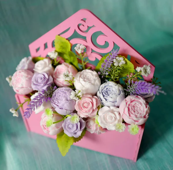 ピンクの封筒に石鹸の花の花束 — ストック写真