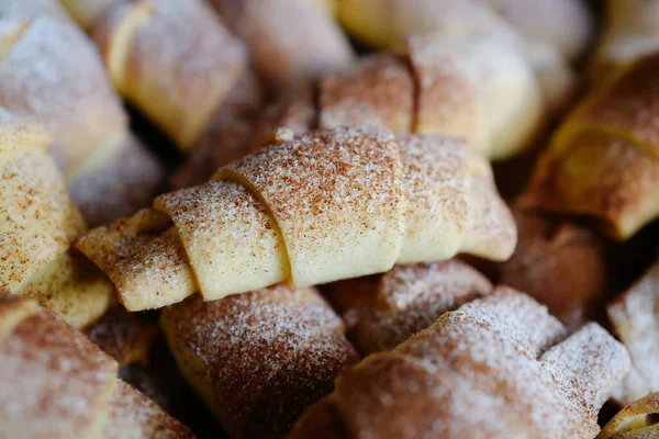 Läckra Bakverk Med Kanelstänk Och Sockerpulver — Stockfoto