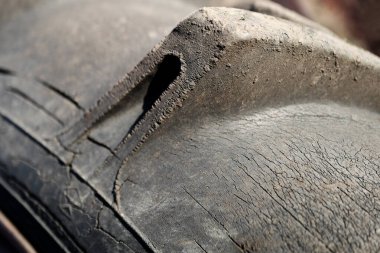 Bozuk lastikli eski tekerlek