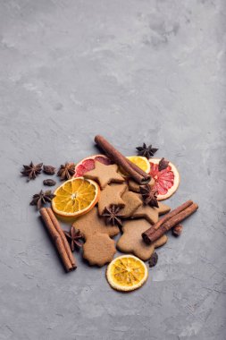 Noel davranır, anason ve tarçın zencefil bir kurabiye.