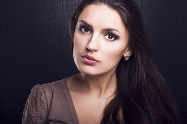 Güzel genç kadın portresi