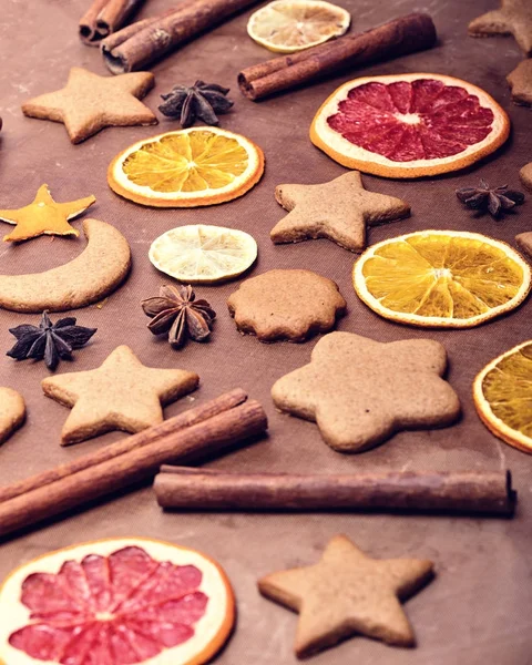 Noel davranır, anason ve tarçın zencefil bir kurabiye. — Stok fotoğraf