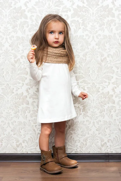 Милая Молодая Девушка Зимней Шляпе Шарфе — стоковое фото