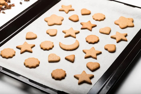Noel gingerbread çerezleri fırın tava ve fırın tepsisine — Stok fotoğraf