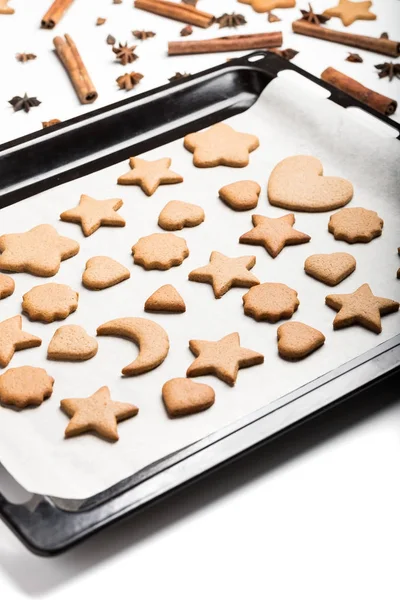 烤盘和烘烤板上的圣诞姜饼饼干 — 图库照片