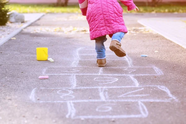 Hopscotch juego que se dibuja con una tiza en el asfalto —  Fotos de Stock