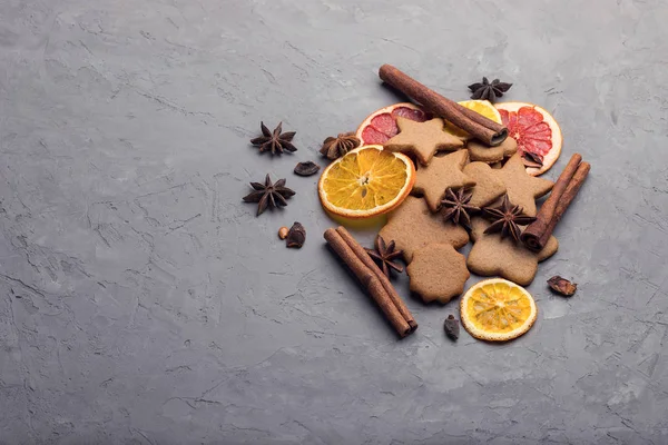 Christmas godsaker, en ingefära cookies med anis och kanel. — Stockfoto