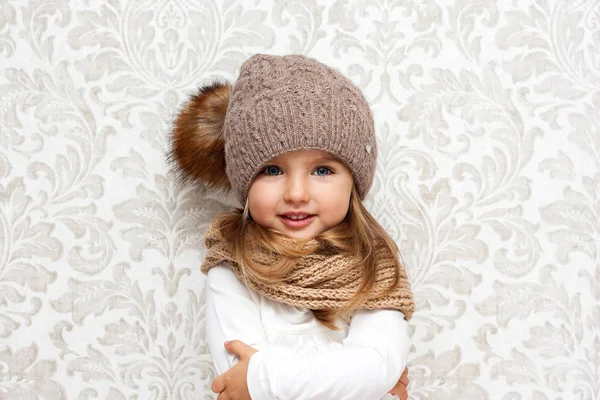 Χαριτωμένο Νεαρή Κοπέλα Χειμερινό Καπέλο Και Κασκόλ Royalty Free Φωτογραφίες Αρχείου