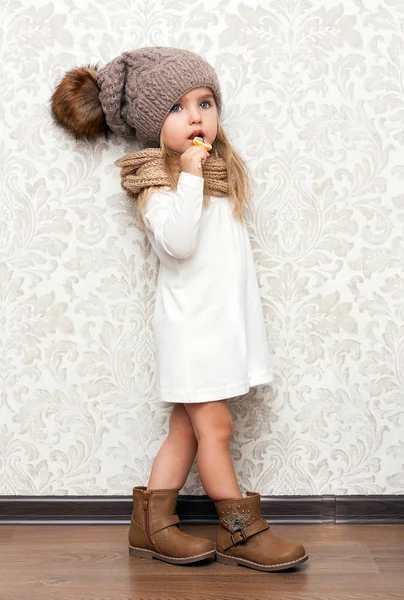 Милая Молодая Девушка Зимней Шляпе Шарфе Стоковое Фото