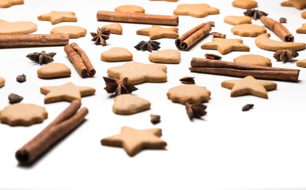 Galletas de jengibre sobre fondo blanco. — Foto de Stock