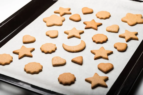 パンとパンの天板にクリスマスのジンジャーブレッドのクッキー — ストック写真