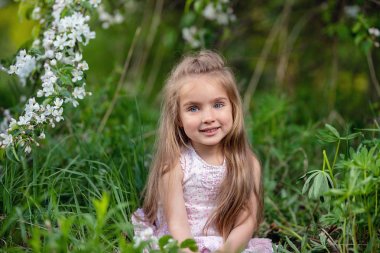 Çiçek açan elma ağacı bahçede güzel kız zevk sıcak bahar günü