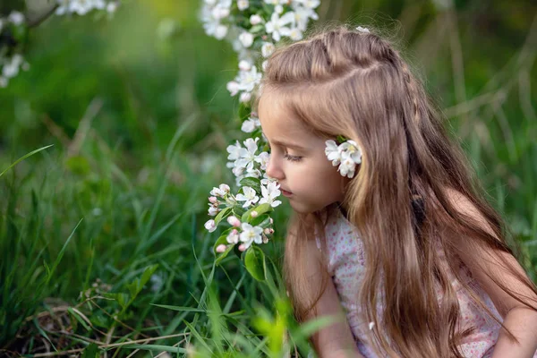 Hermosa Chica Jardín Manzanos Flor Disfrutar Cálido Día Primavera —  Fotos de Stock