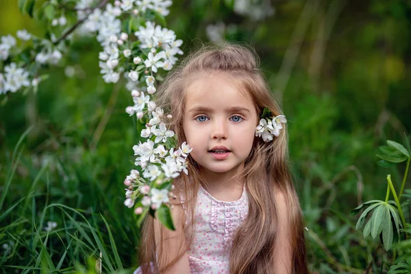 Menina Bonita Flor Macieira Jardim Desfrutar Quente Dia Primavera — Fotografia de Stock