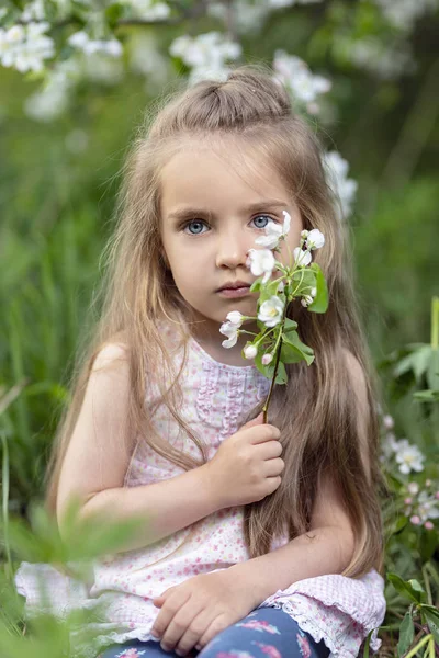 Hermosa Chica Jardín Manzanos Flor Disfrutar Cálido Día Primavera —  Fotos de Stock