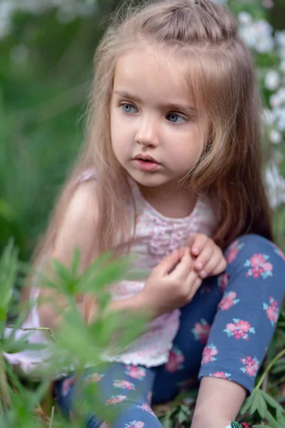 咲くアップル ツリー庭で美しい少女は 暖かい春の日をお楽しみください — ストック写真