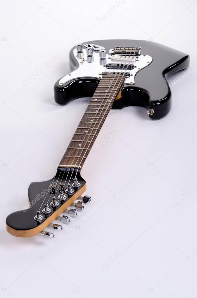 The classical form of black and white electric guitar is horizontally forward stamp with wooden maple neck
