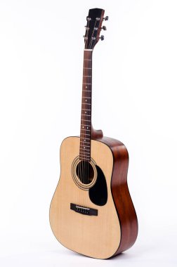 akustik gitar ayakta dik