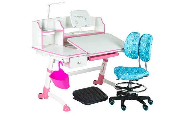 Chaise bleue, bureau d'école rose, panier rose, lampe de bureau et support noir sous les jambes — Photo