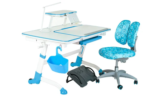 Cadeira azul, mesa da escola, cesta azul, lâmpada de mesa e suporte preto sob as pernas — Fotografia de Stock