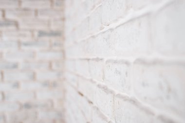 Yatay beyaz arka plan. Tuğla duvarın köşesinde.