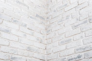 Yatay beyaz arka plan. Tuğla duvarın köşesinde.