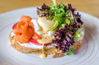 Kırmızı balık peynir ve otlar ile sandviç