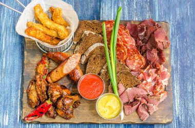 Aperatifler bira - sosis, soğuk domuz, tavuk budu, soslar, ekmek ve soğan için