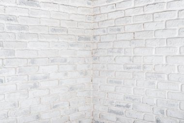 Yatay beyaz arka plan. Tuğla duvarın köşesinde.