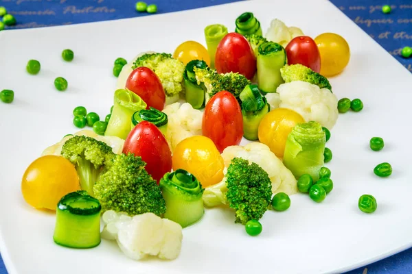 Warzywa, pomidory, ogórki, groszek, brokuły — Zdjęcie stockowe