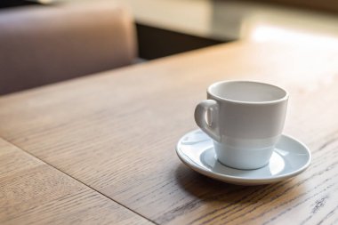 Boş kahve veya çay bardağı ahşap tablo