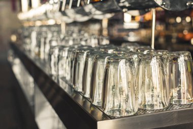 Temiz boş bira gözlük bir dizi