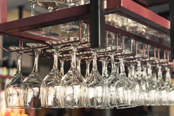 Una fila de copas de vino vacías limpias cuelgan — Foto de Stock