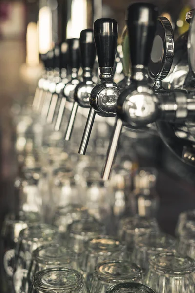 Bira musluk altında boş temiz gözlük