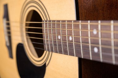 Büyük bir yatay planla izole ahşap akustik gitar