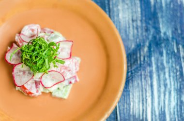 Salata, domates, turp ve otlar