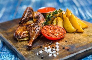 Izgara tavuk budu, domates ve patates