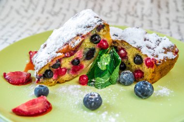 Çilek ve nane ile pasta