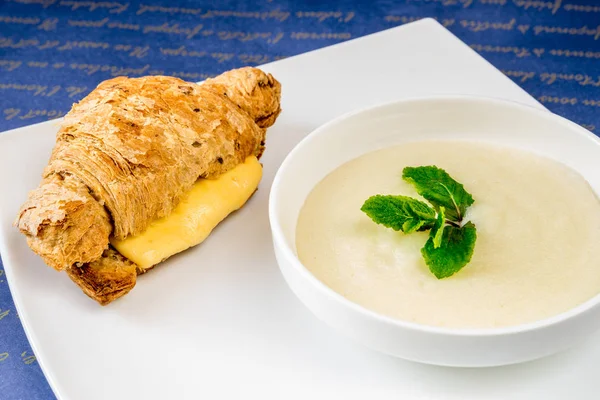 Kruvasan ile peynir ve nane ile yulaf lapası — Stok fotoğraf