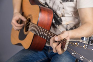 Akustik gitar, klasik renk, bir gitarist elinde bir resim