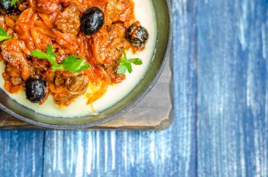 Patates, kıyma, zeytin ve otlar ile kızartma tavası