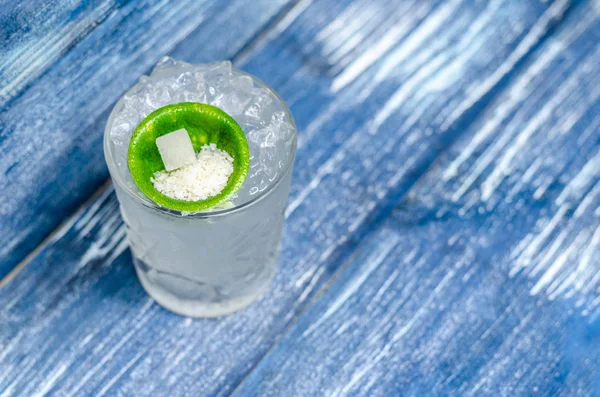 Transparant glas met tonic, met ijs en kalk — Stockfoto